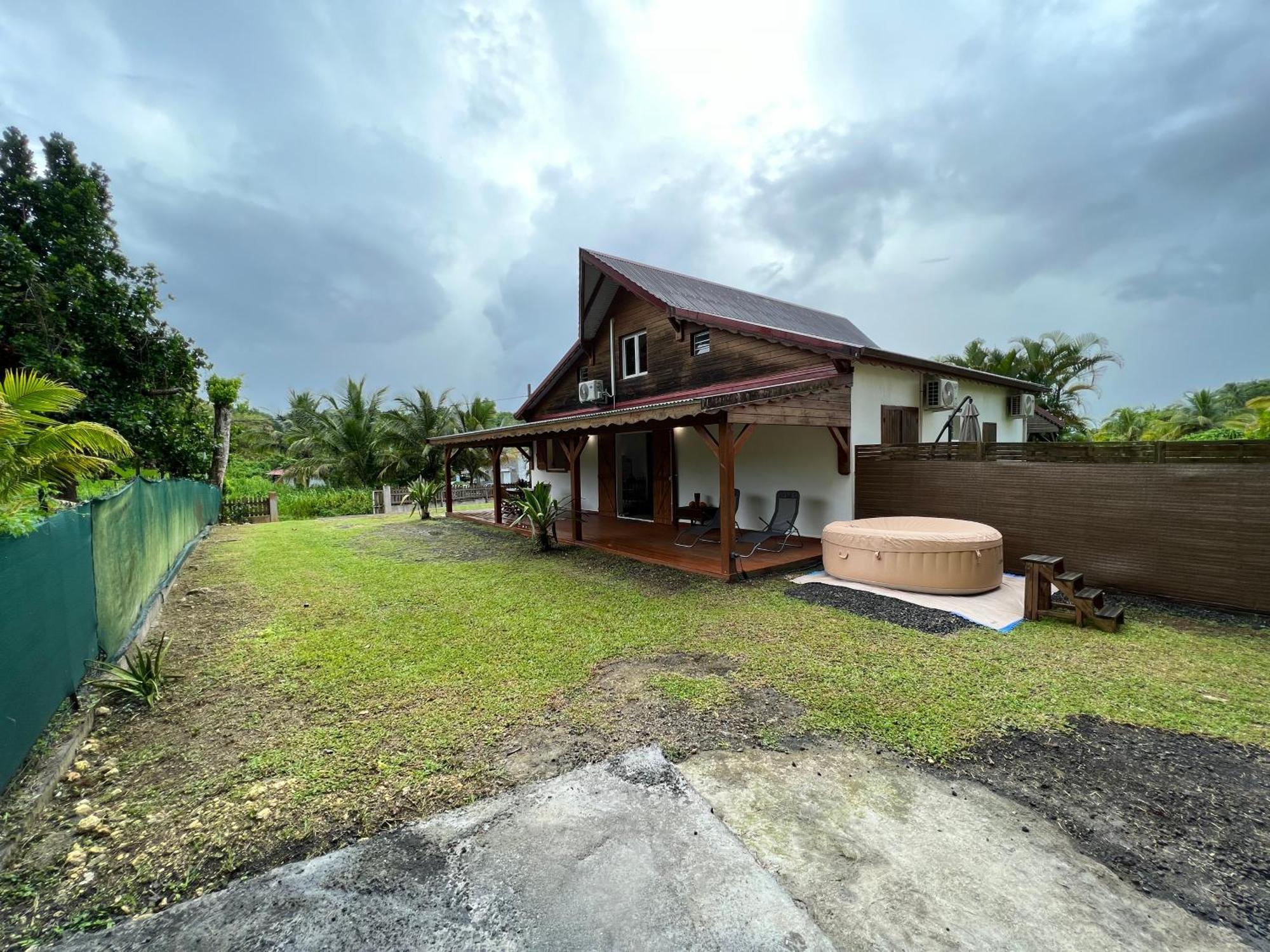 Villa Au Calme Avec Jacuzzi, Villa Le Boursoie Les Abymes Exterior foto