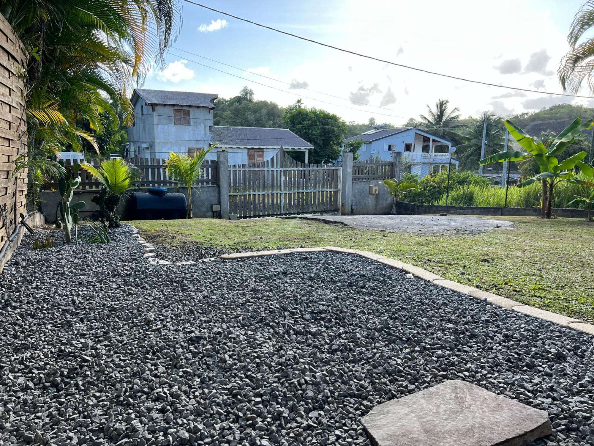 Villa Au Calme Avec Jacuzzi, Villa Le Boursoie Les Abymes Exterior foto