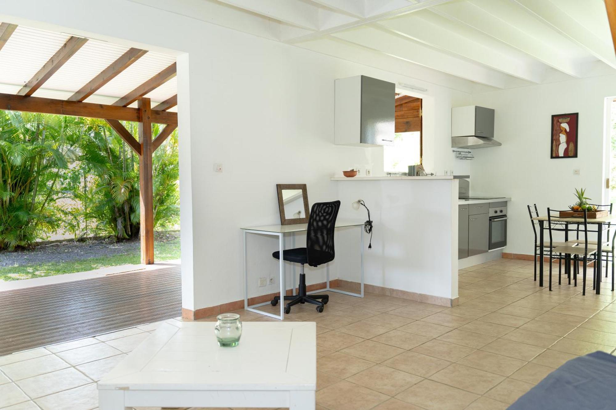 Villa Au Calme Avec Jacuzzi, Villa Le Boursoie Les Abymes Exterior foto