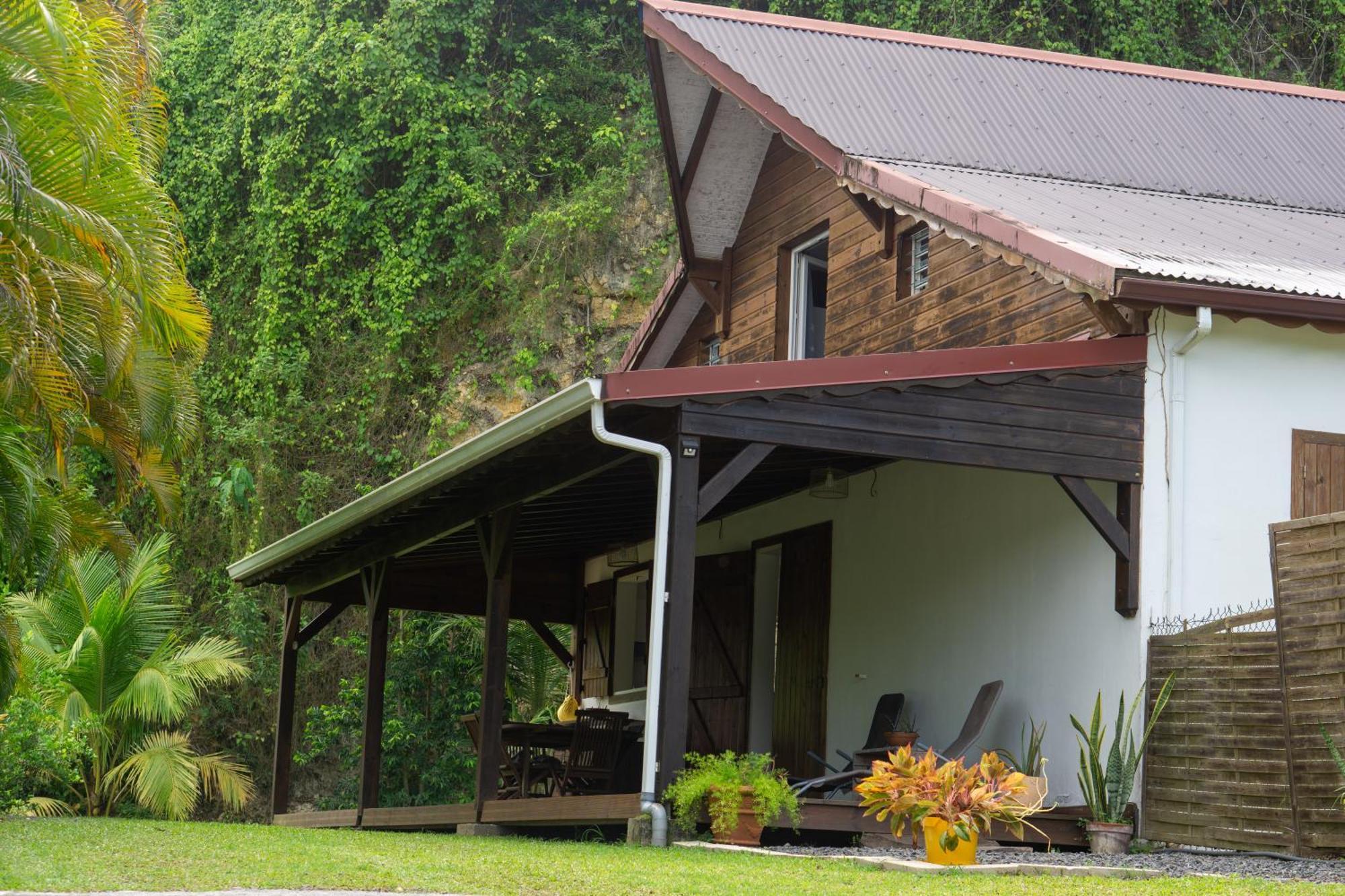 Villa Au Calme Avec Jacuzzi, Villa Le Boursoie Les Abymes Exterior foto